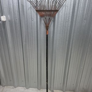 Lote de Herramientas de Jardín y Trabajo: Palas, Serrucho, Guadaña y Rastrillo - imagen 32