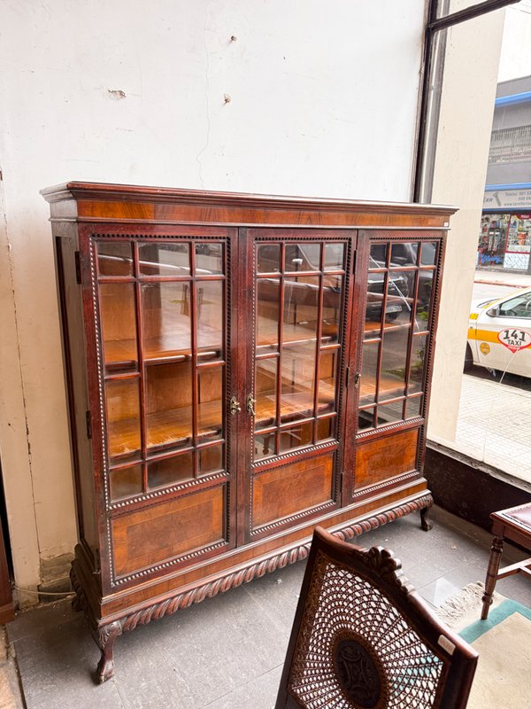 Mueble Vitrina Antigua de Madera Oscura con Puertas de Cristal - imagen 1