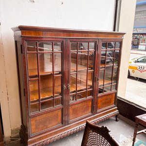Lote siguiente: Mueble Vitrina Antigua de Madera Oscura con Puertas de Cristal