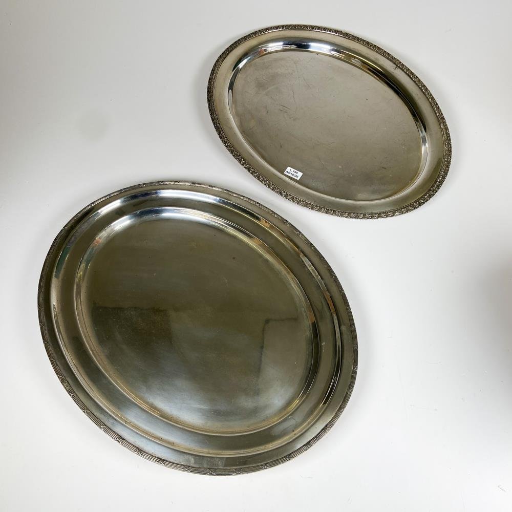 Dos bandejas de metal ovales, una EPNS 44 x 35 cm