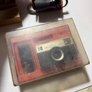 Lámpara Articulada Antigua, Cámara Kodak Instamatic y Binoculares con Estuche - imagen 5