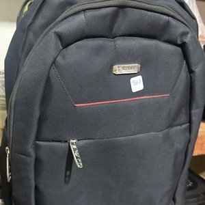 Lote siguiente: Mochila Negra con Detalles Rojos