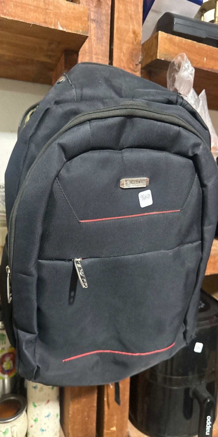 Mochila Negra con Detalles Rojos
