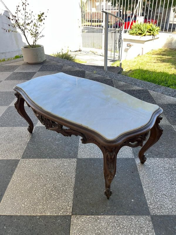 Mesa de centro Luis XV con tapa de mármol y estructura de madera tallada - imagen 2