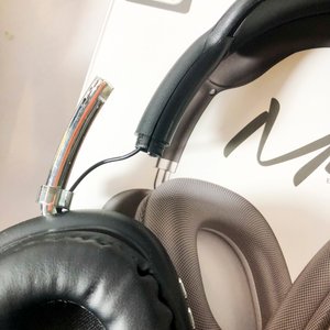 Lote de Cuatro Auriculares Inalámbricos Variados - imagen 2