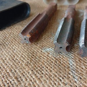Lote anterior: Juego de 3 Machos de Roscar Sellados de Origen Inglés
