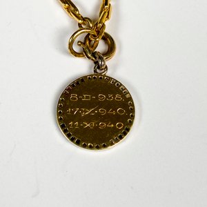 Pulsera de Oro 18k con Medallita Religiosa, Diamantes y Zafiros Azules - imagen 5