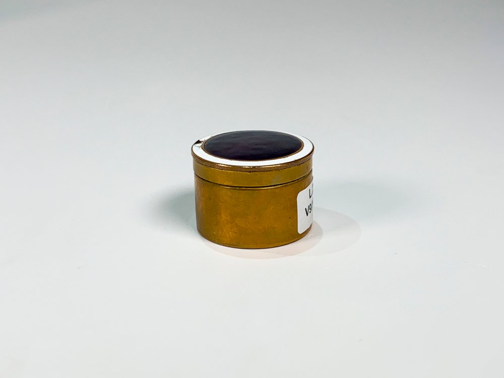 Pastillero Cilíndrico de Bronce con Tapa de Esmalte Bordó
