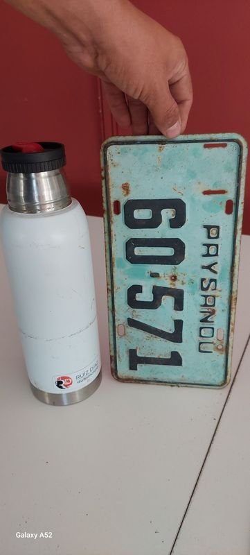 Placas de matrícula vintage con texto 'PAYSANDOU' - imagen 5