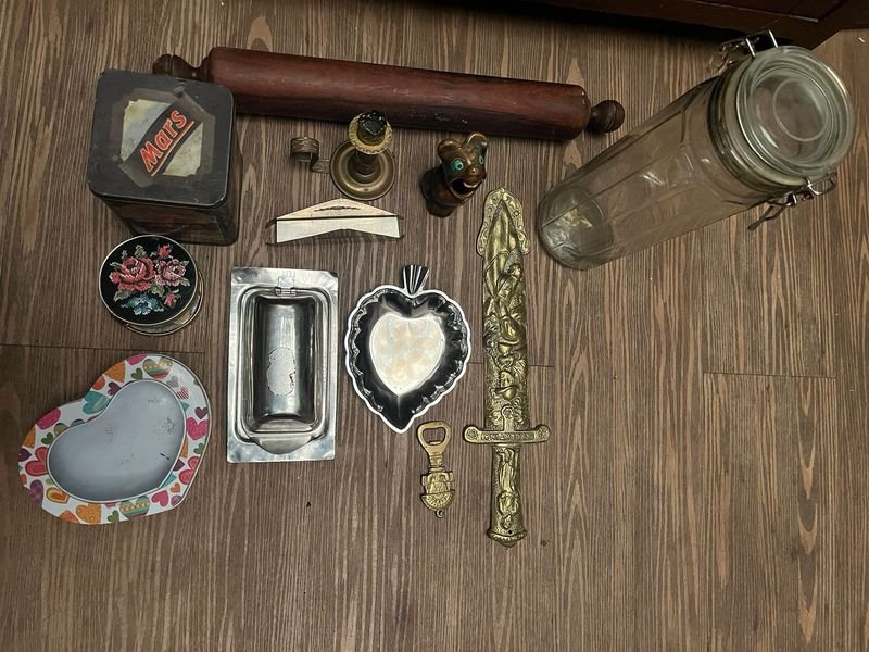 Colección de objetos vintage con detalles ornamentales