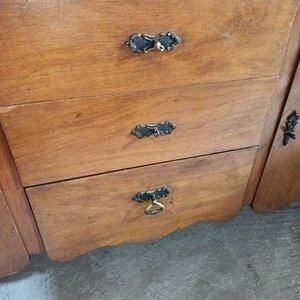 Mesa Auxiliar Antigua de Madera Maciza con Cajones y Puertas - imagen 3