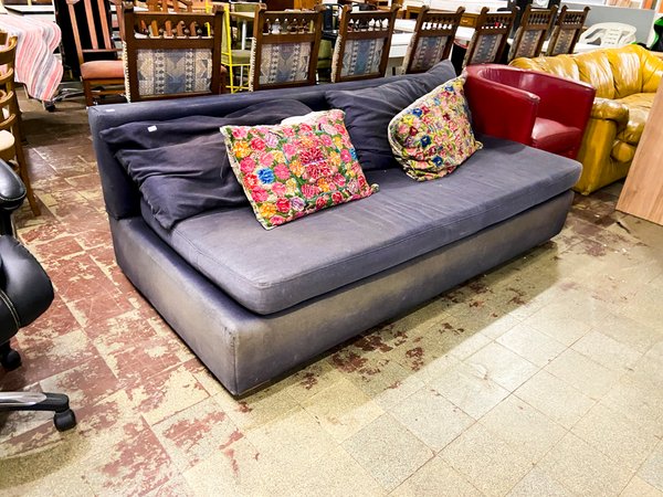 Sofá de 2 cuerpos con almohadones decorativos