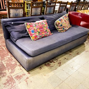 Lote anterior: Sofá de 2 cuerpos con almohadones decorativos