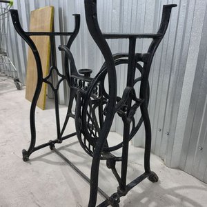 Mesa de Apoyo con Base de Hierro Fundido de Máquina de Coser Antigua Adler - imagen 2