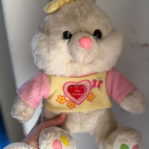 Lote anterior: Peluche Conejo Rosa con Corazón y Mariposas