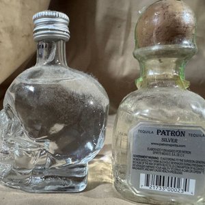 Dos Botellas de Licor Selladas: Calavera y Tequila Patrón Silver - imagen 2