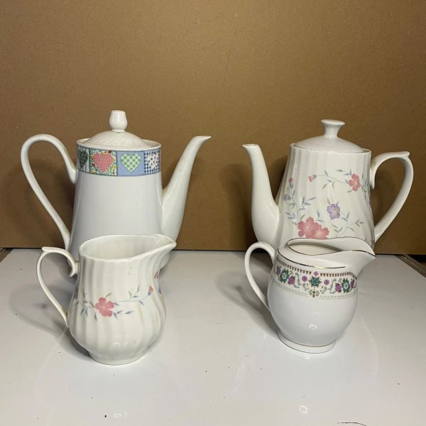 Conjunto de Porcelana Blanca: 2 Teteras y 2 Lecheras con Diseños Florales y Corazones