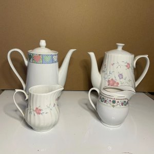 Conjunto de Porcelana Blanca: 2 Teteras y 2 Lecheras con Diseños Florales y Corazones - imagen 1
