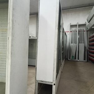 Vitrina Metálica con Frente de Vidrio y Fondo Perforado - imagen 2