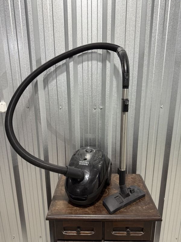 Aspiradora Panavox 1600W Negra con Accesorios