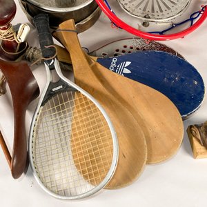 Lote de Aro de Basquet, Raquetas, Lámpara y Más Objetos Varios - imagen 2