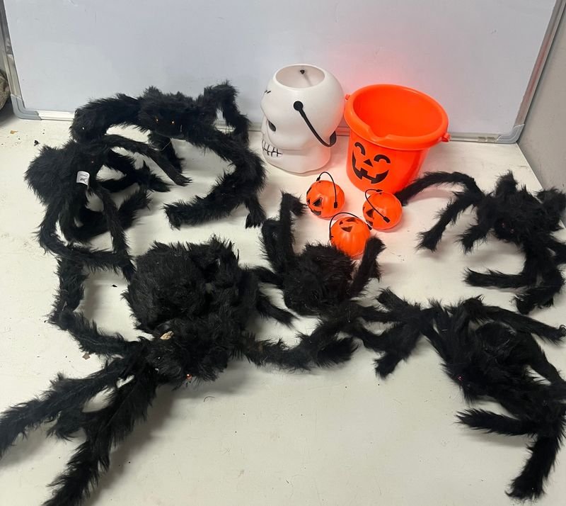 Set Halloween: 6 Arañas Peludas Decorativas y 5 Cubos (Cráneo, Calabaza)