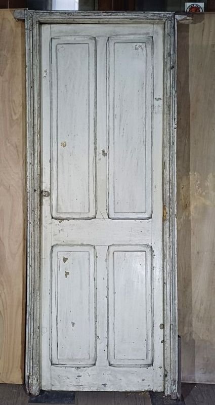 Lote siguiente: Puerta de madera con problemas de pintura y desgaste