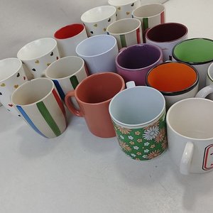Lote de 18 Tazas y Jarros de Cerámica con Diseños Variados - imagen 4