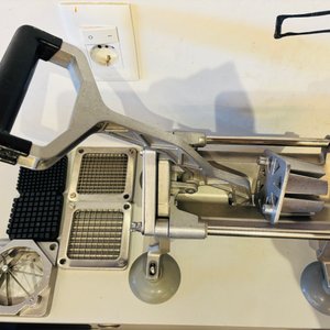 Lote #025 – Corta papas manual ¨Kuma¨ en bastones con accesorios de corte - imagen 3