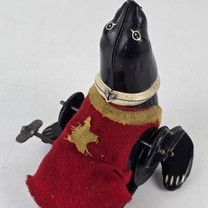 Antiguo Juguete de Lata Japonés: Foca Mecánica con Capa Roja - imagen 4