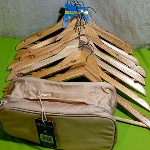 10 Perchas de Madera y Neceser de Viaje Berlina - imagen 1