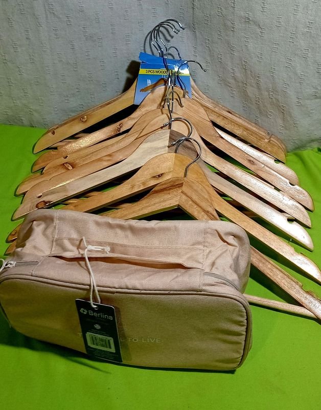 10 Perchas de Madera y Neceser de Viaje Berlina