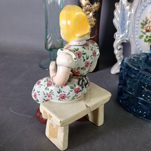 Lote de Adornos: Bombonera Azul, Floreros, Figura de Niña, Elefante y Herrajes de Bronce - imagen 8