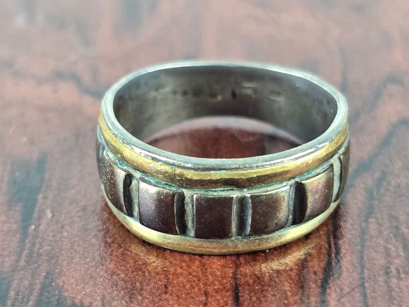 Anillo Antiguo de Plata con Detalles Dorados