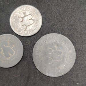 Lote de 3 Monedas Antiguas con Símbolo de Trébol - imagen 3