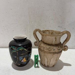 Lote anterior: Jarrón Negro Decorado y Urna de Barro con Asas