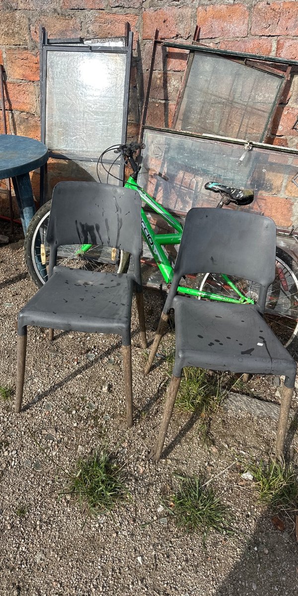 Juego de 2 Sillas de Plástico Negro con Patas de Madera