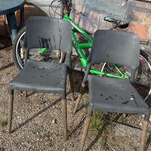 Lote siguiente: Juego de 2 Sillas de Plástico Negro con Patas de Madera