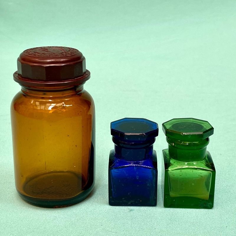 Lote anterior: Tres antiguos frascos de farmacia en vidrio