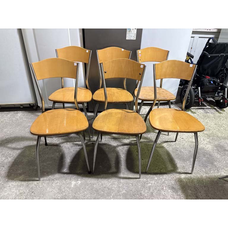 Lote siguiente: Sillas de madera con patas de hierro, detalles en la madera