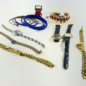 Lote de 11 Piezas: Relojes de Pulsera y Pulseras Variadas - imagen 2
