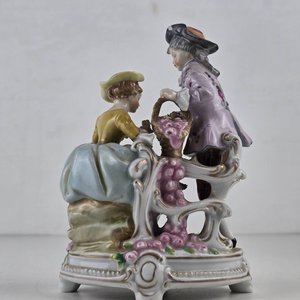 Figura Decorativa Victoriana de Porcelana: Pareja Galante con Flores - imagen 7