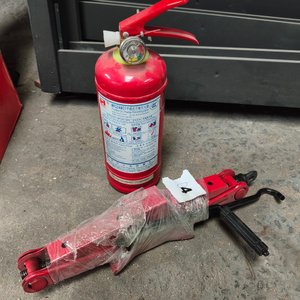 Kit para Auto: Gato Mecánico y Extintor Pequeño Rojo - imagen 3