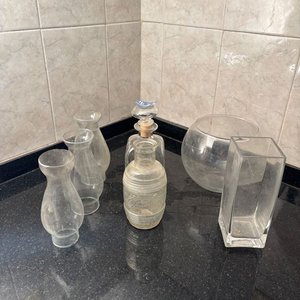 Lote de 7 Artículos de Vidrio: Centro de Mesa, Florero, Botellones y Tubos - imagen 1