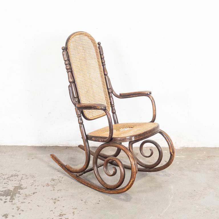 Lote siguiente: Sillón mecedora tipo vienés en buen estado