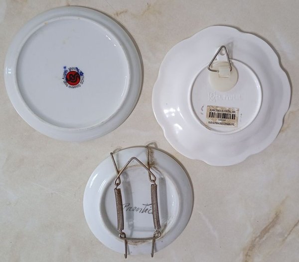 Tres platos decorativos de porcelana de Austria, República Dominicana y Brasil - imagen 2