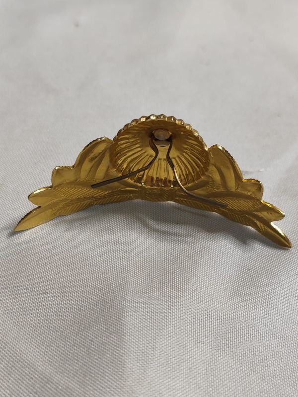Lote siguiente: Insignia de la ex Unión Soviética en aluminio anodizado y esmalte