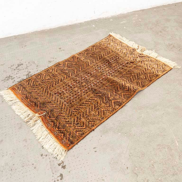 Lote siguiente: Alfombra kilim en varios tonos de marrón para decorar