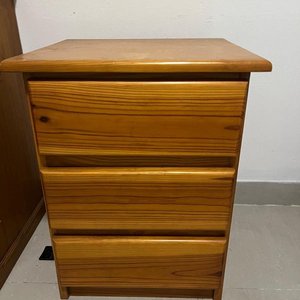 Lote anterior: Mesa de Luz de Madera con 3 Cajones