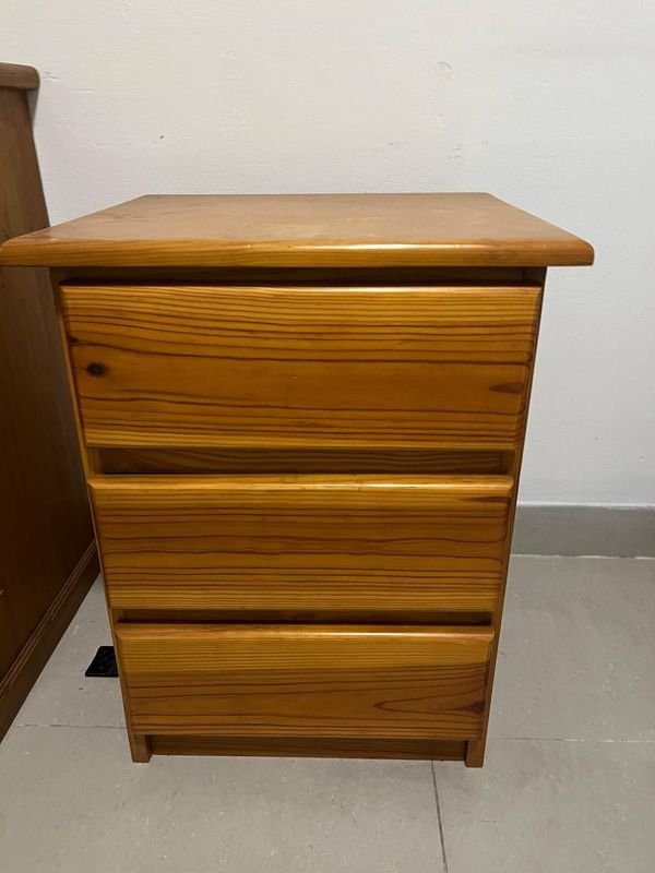 Mesa de Luz de Madera con 3 Cajones